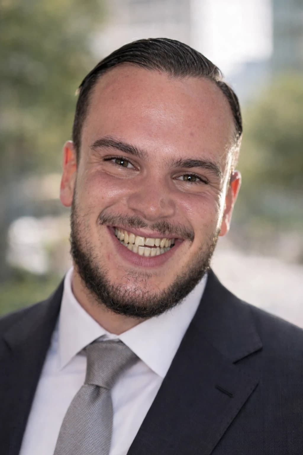 Gabin Issartial, fondateur de Sarty, en costume, souriant