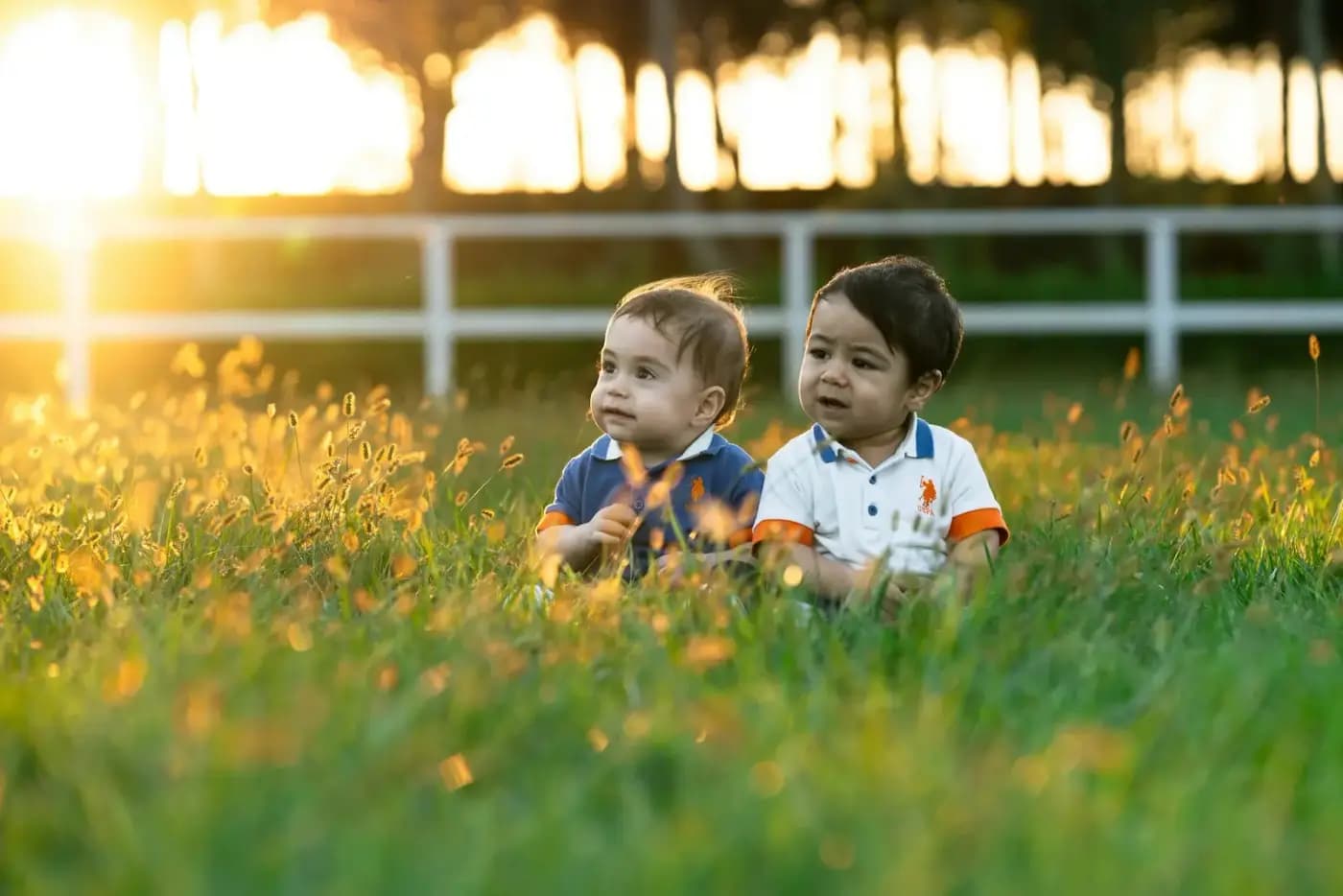Deux enfants dans un pré au coucher du soleil