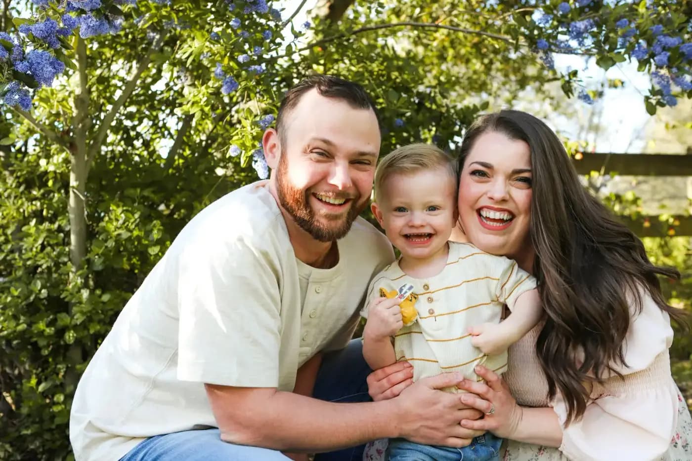 Une famille souriante en extérieur