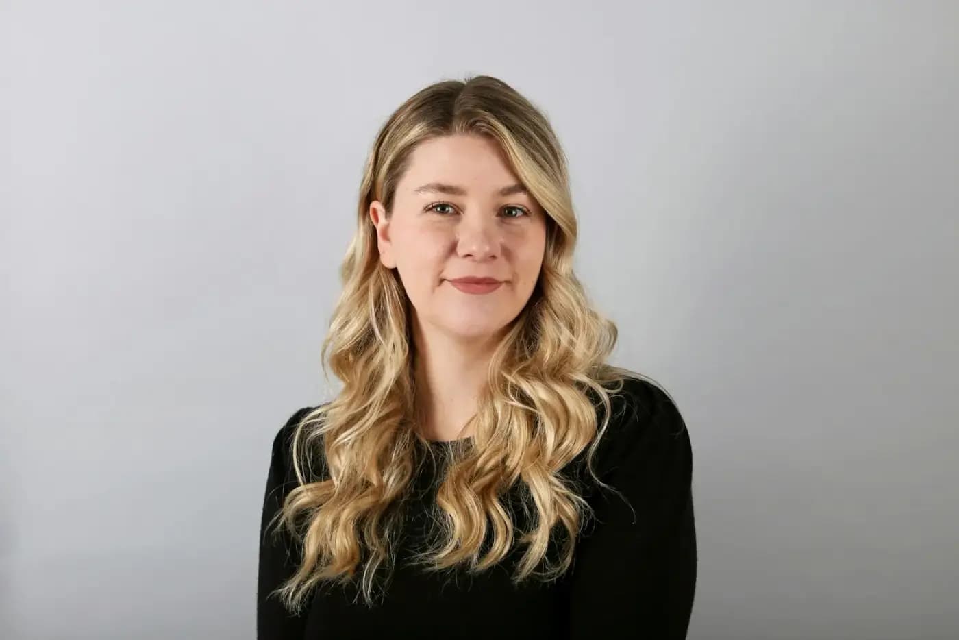 Portrait d’une femme sur fond clair
