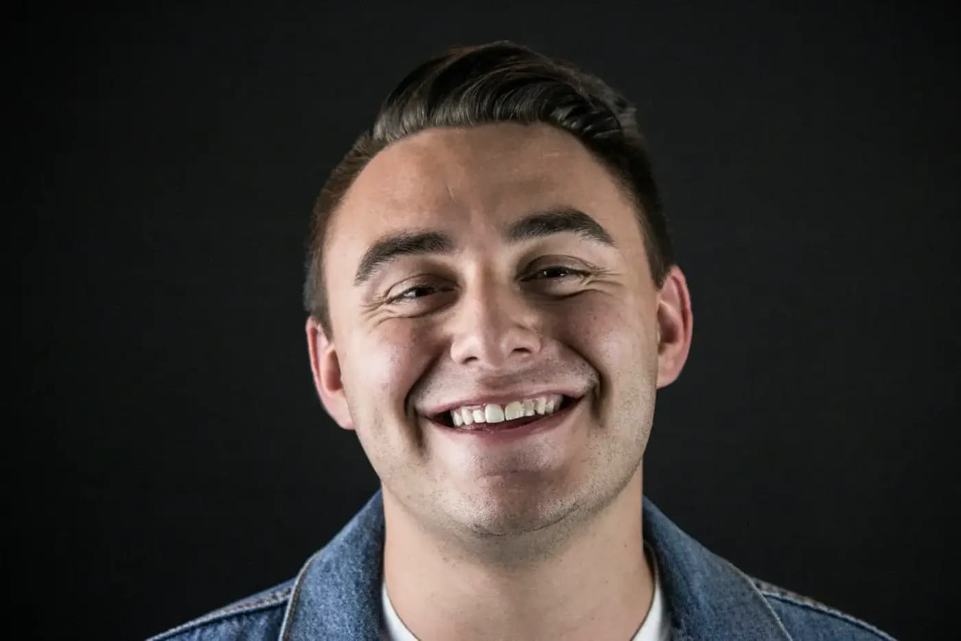 Portrait d’un homme souriant