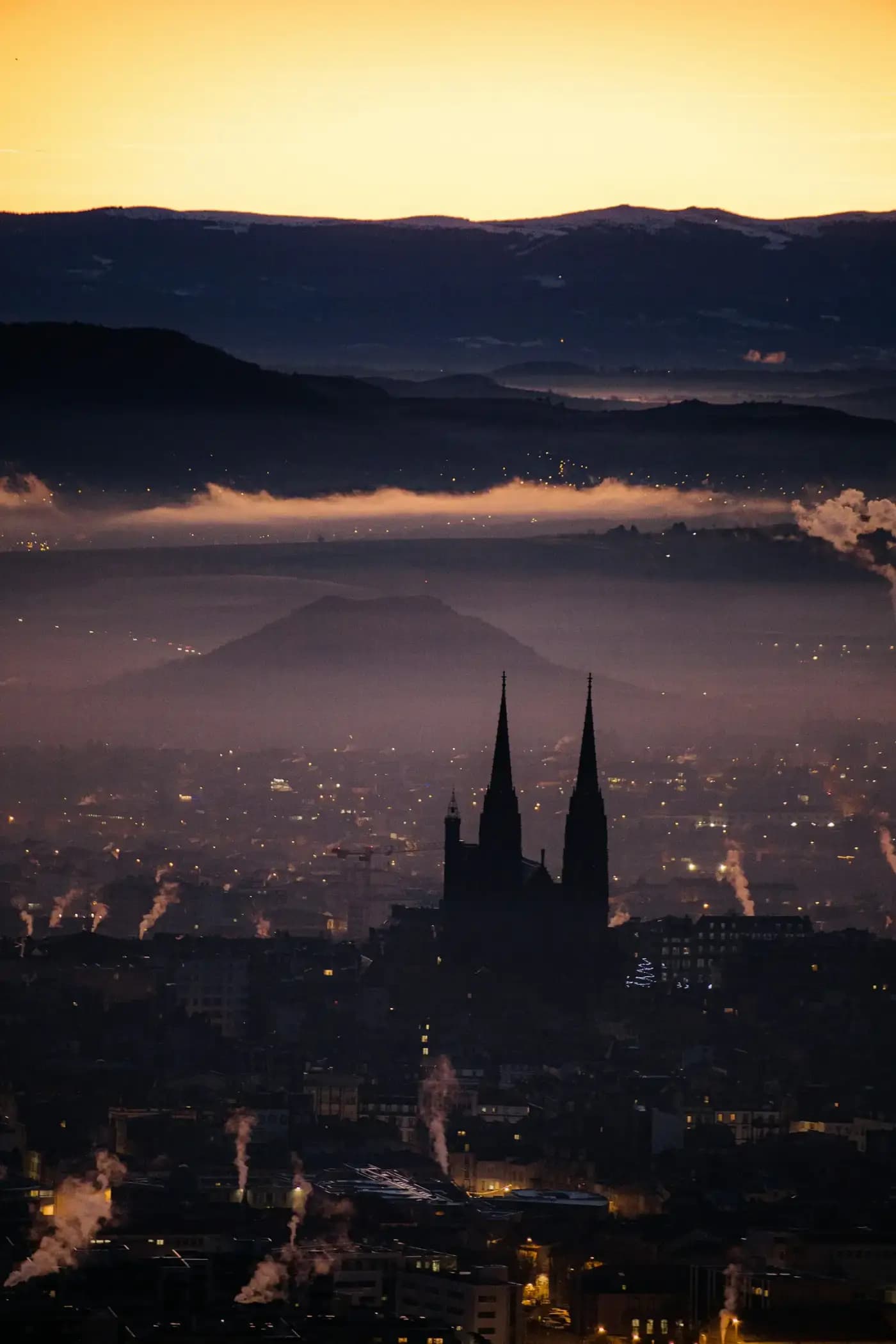 Clermont-Ferrand, sa cathédrale et le puy de Dôme