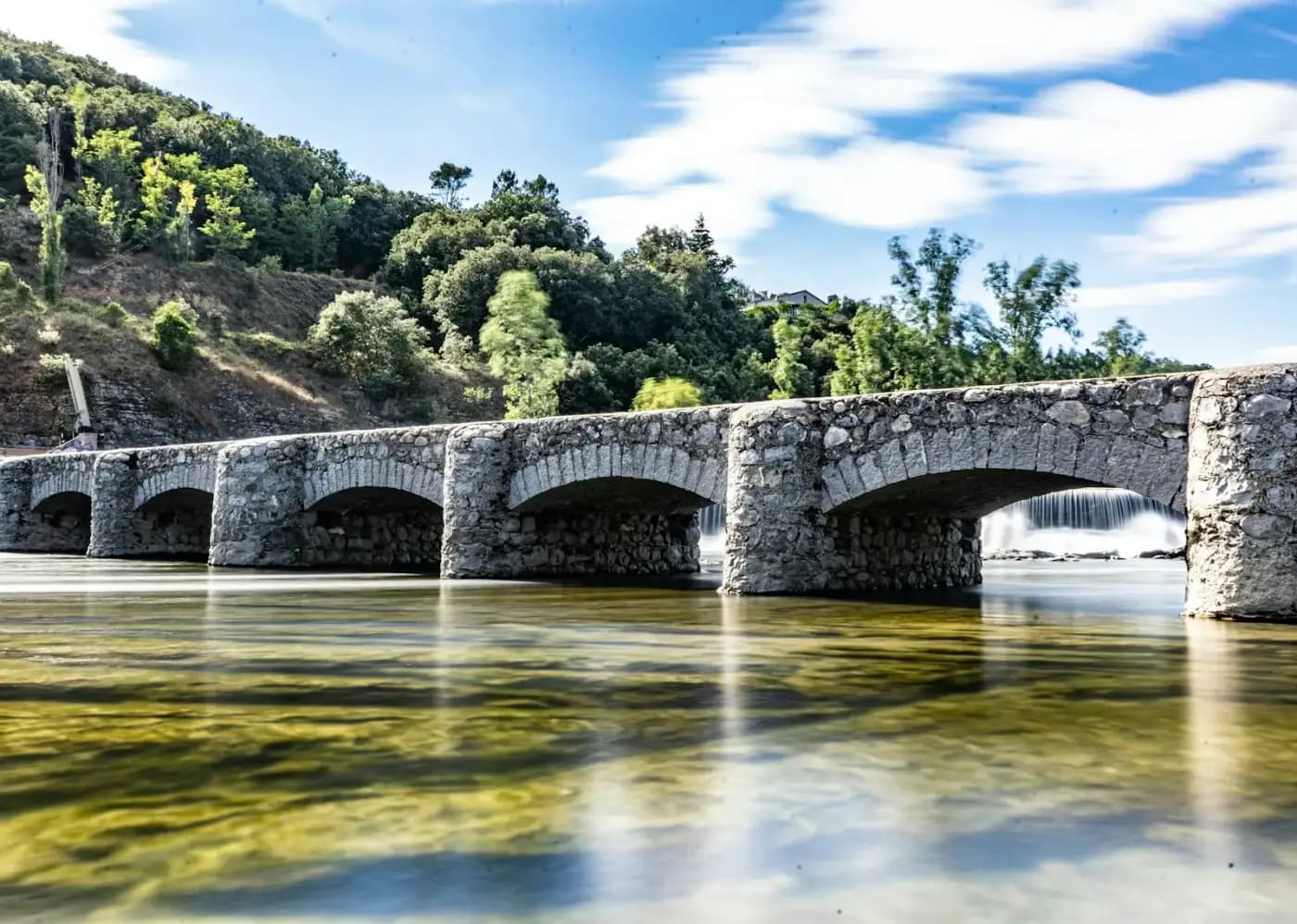 Un vieux pont de pierre sur la rivière