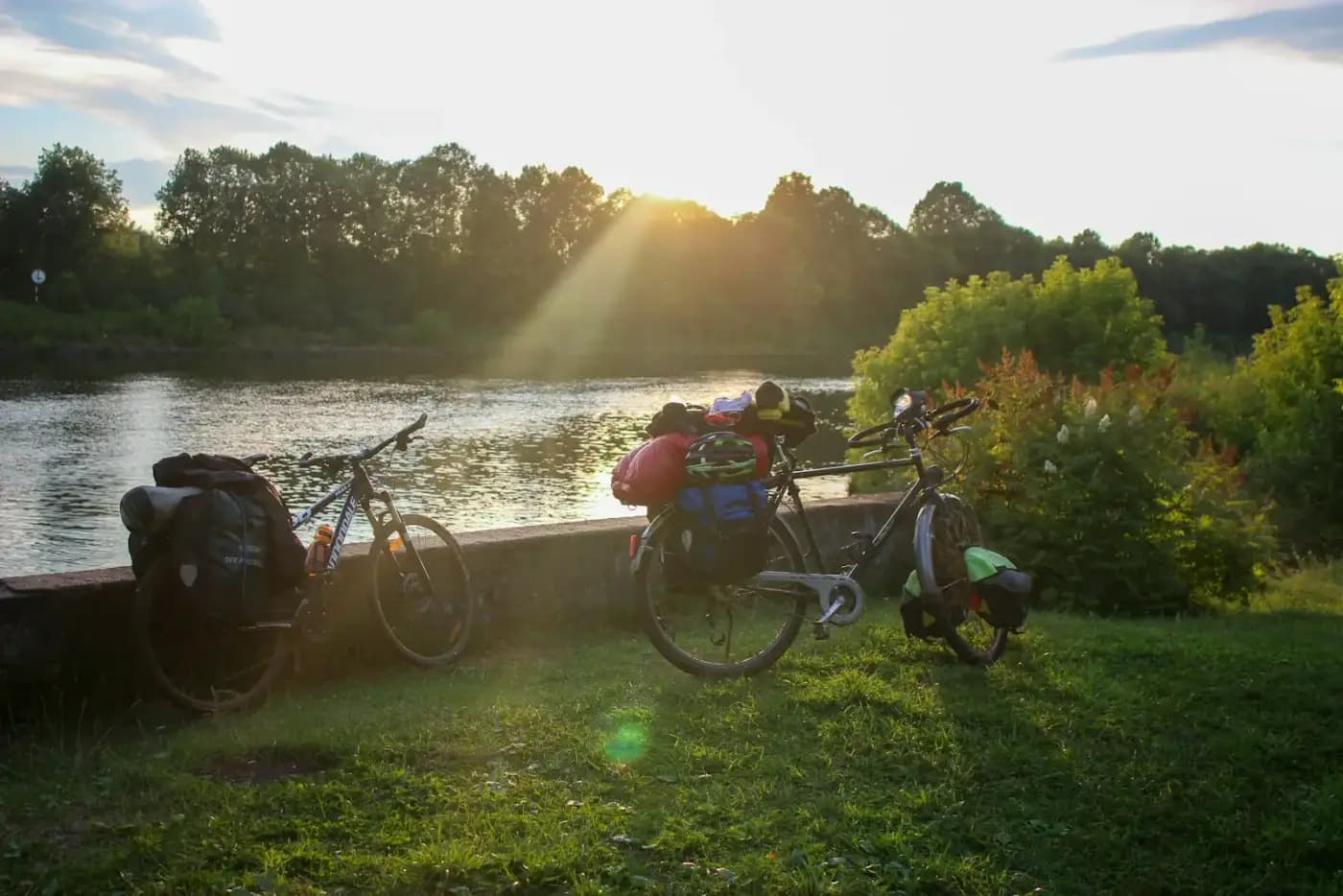 Le camping au bord du Gardon en fin de journée