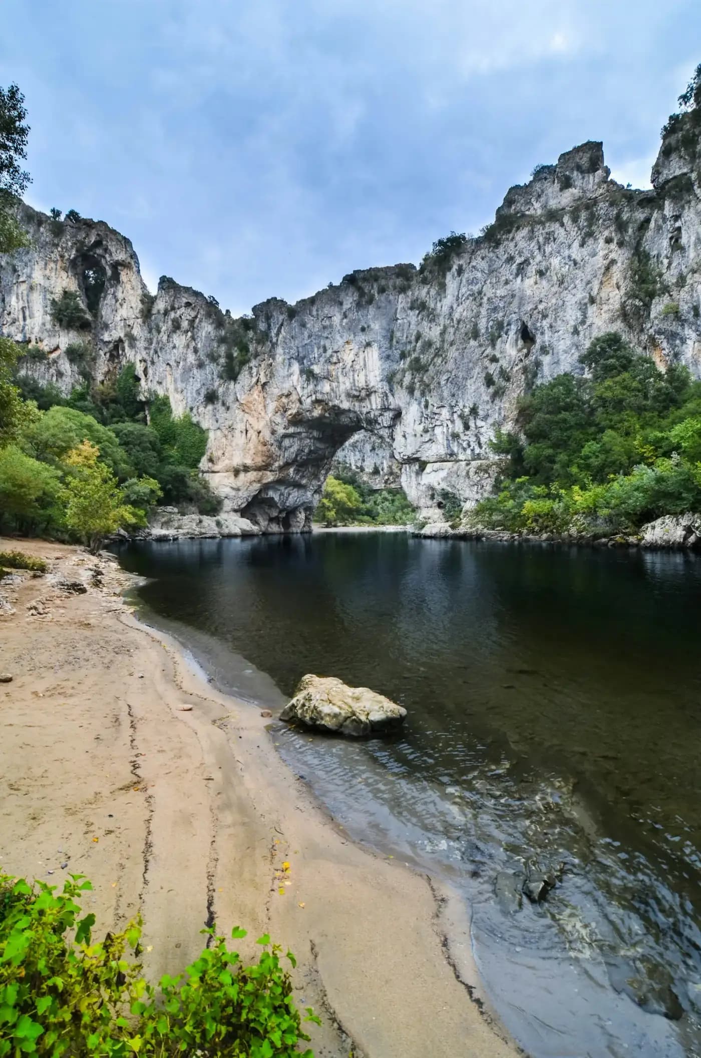 Une plage de galets dans les gorges