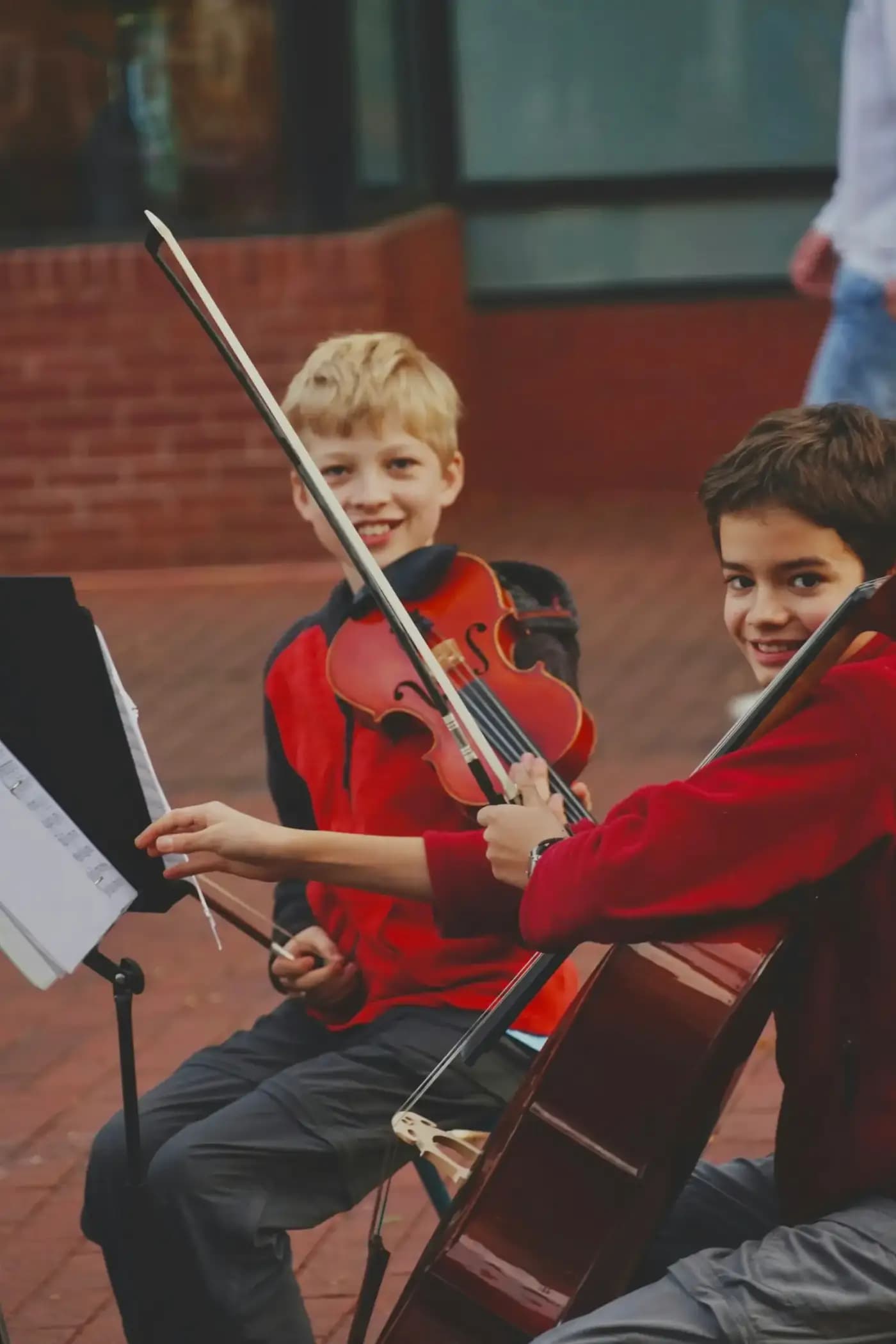 Deux jeunes violonistes en concert
