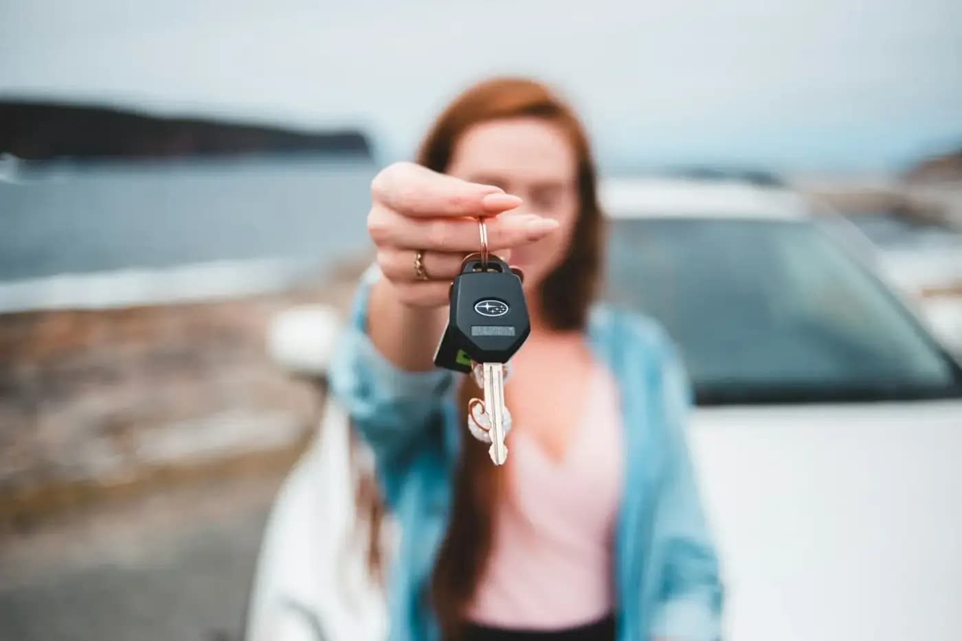 Une jeune conductrice montre ses clés, permis en poche