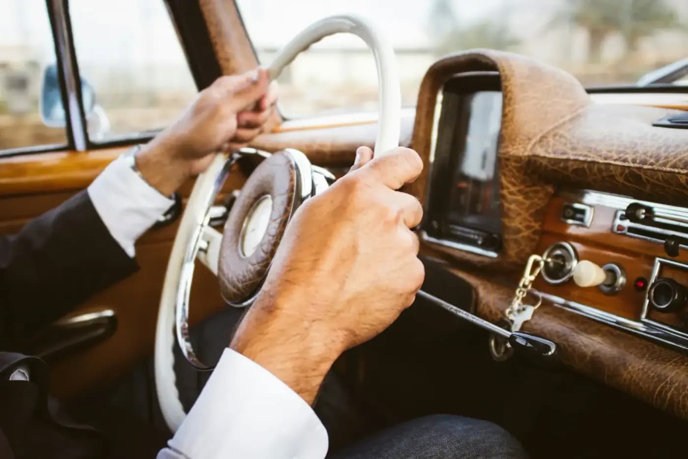 Les mains sur le volant pendant la leçon