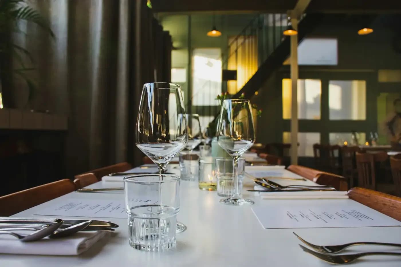 Une table dressée pour le dîner