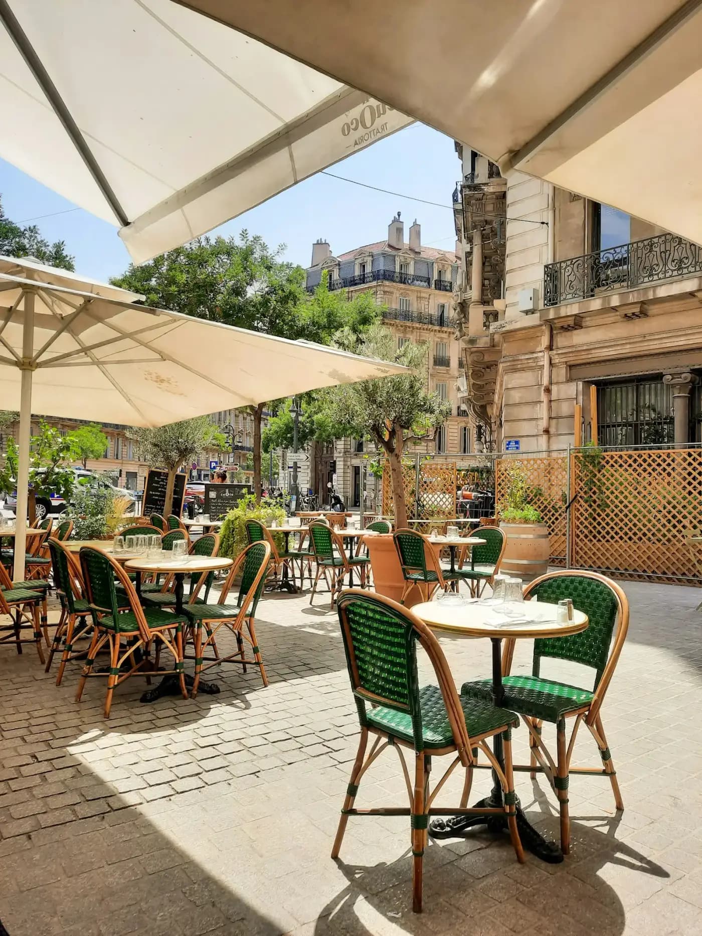 La terrasse ombragée sur la calade