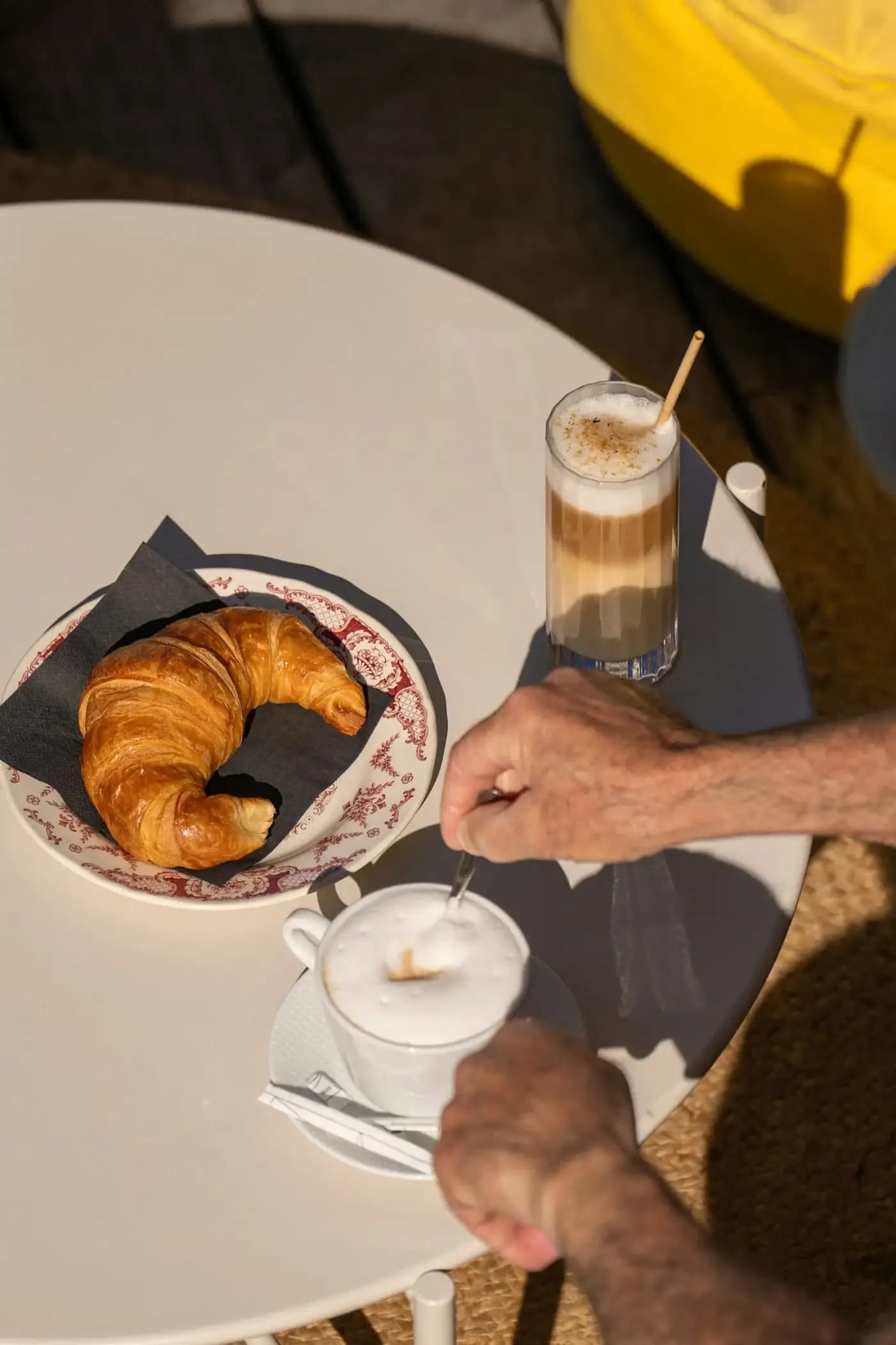 Café et croissant du matin