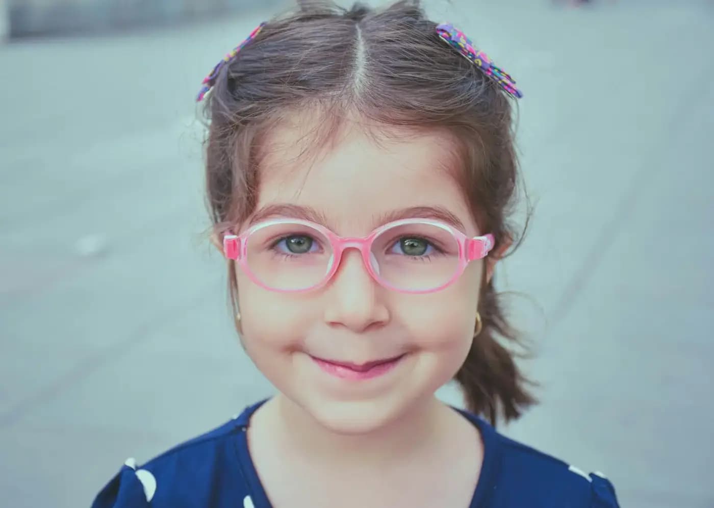 Une petite fille avec ses lunettes roses