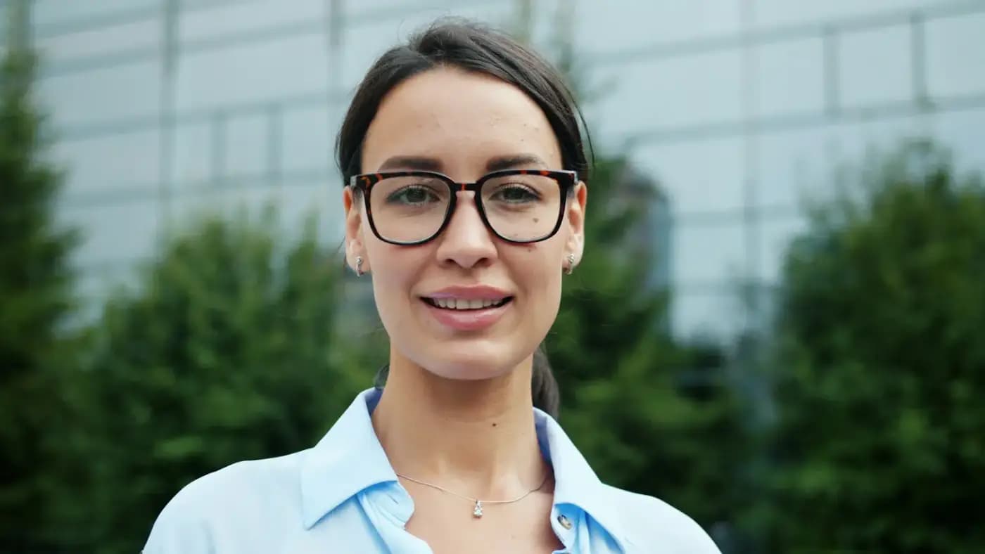 Une femme avec ses nouvelles lunettes