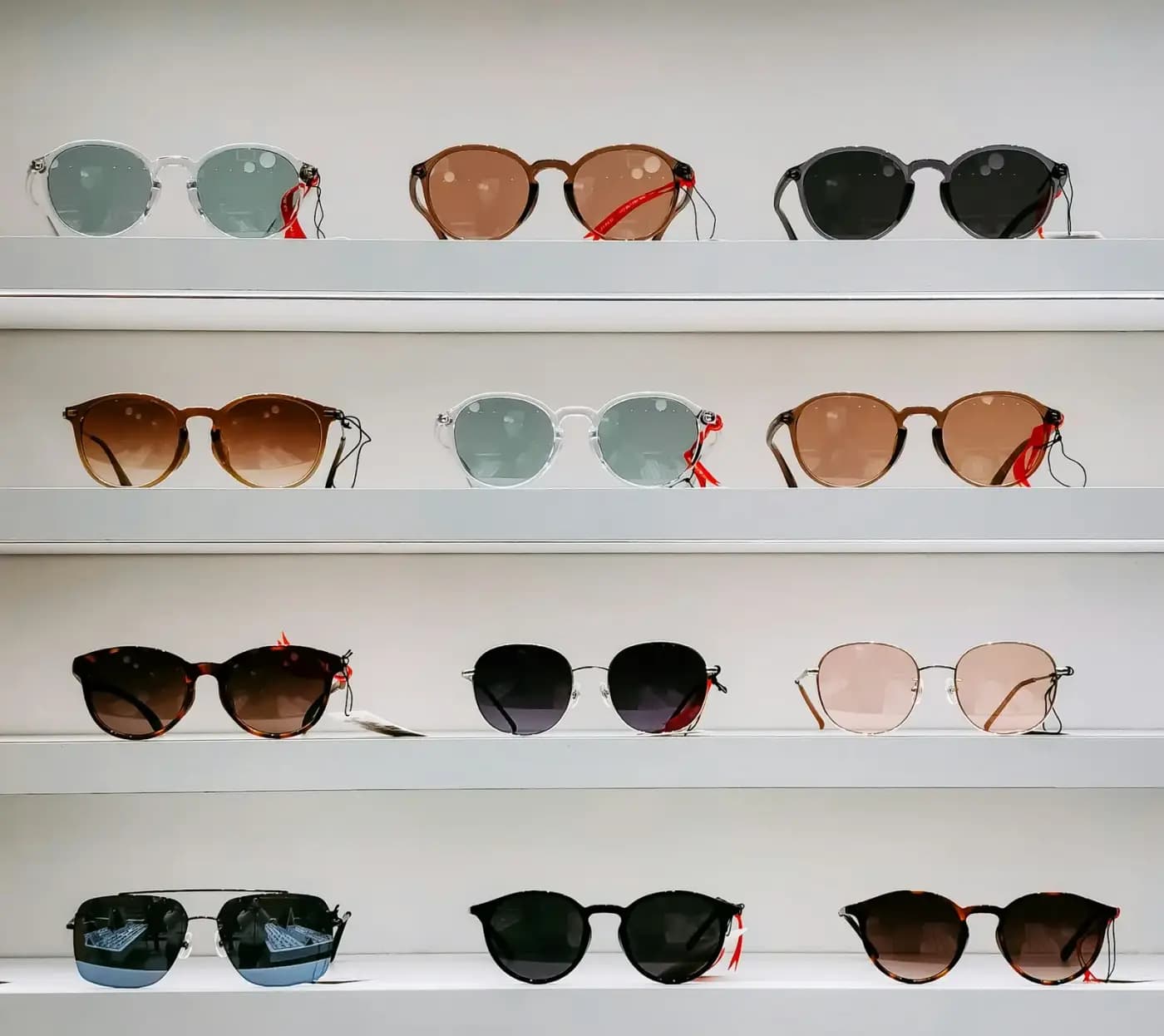 Des lunettes de soleil en vitrine