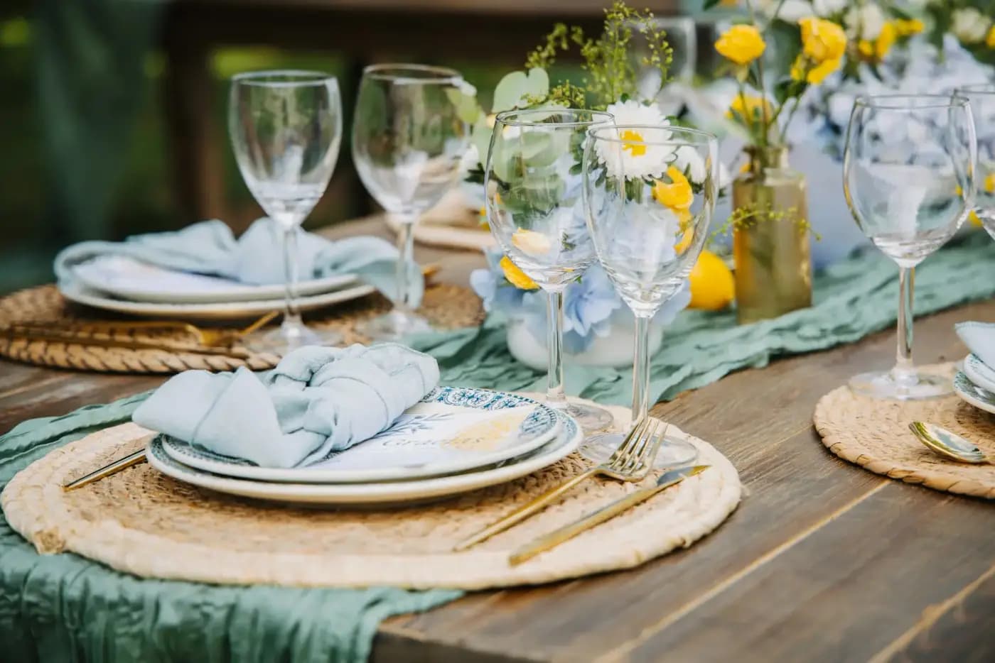 Une grande table dressée en plein air