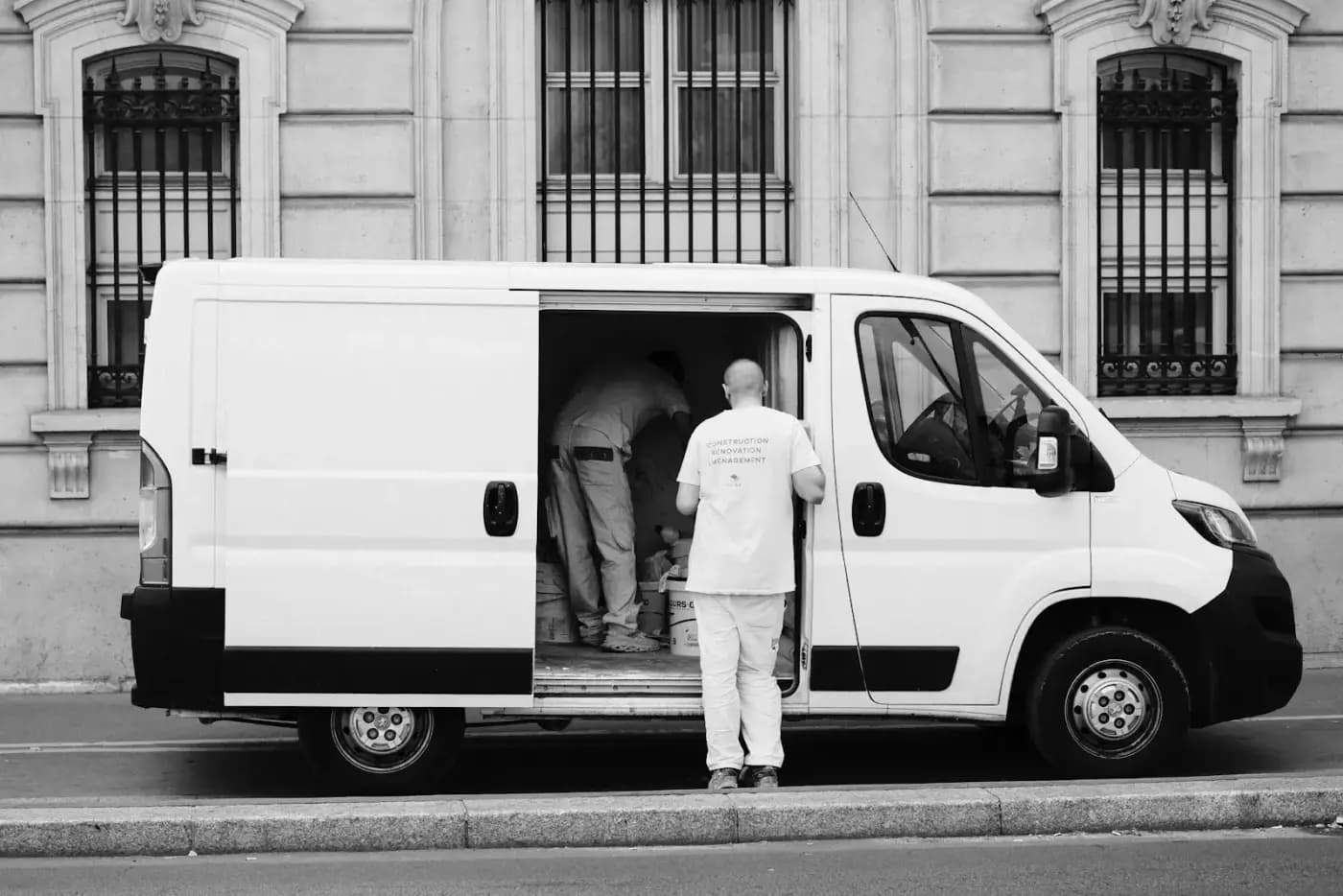Un technicien devant sa camionnette d’intervention