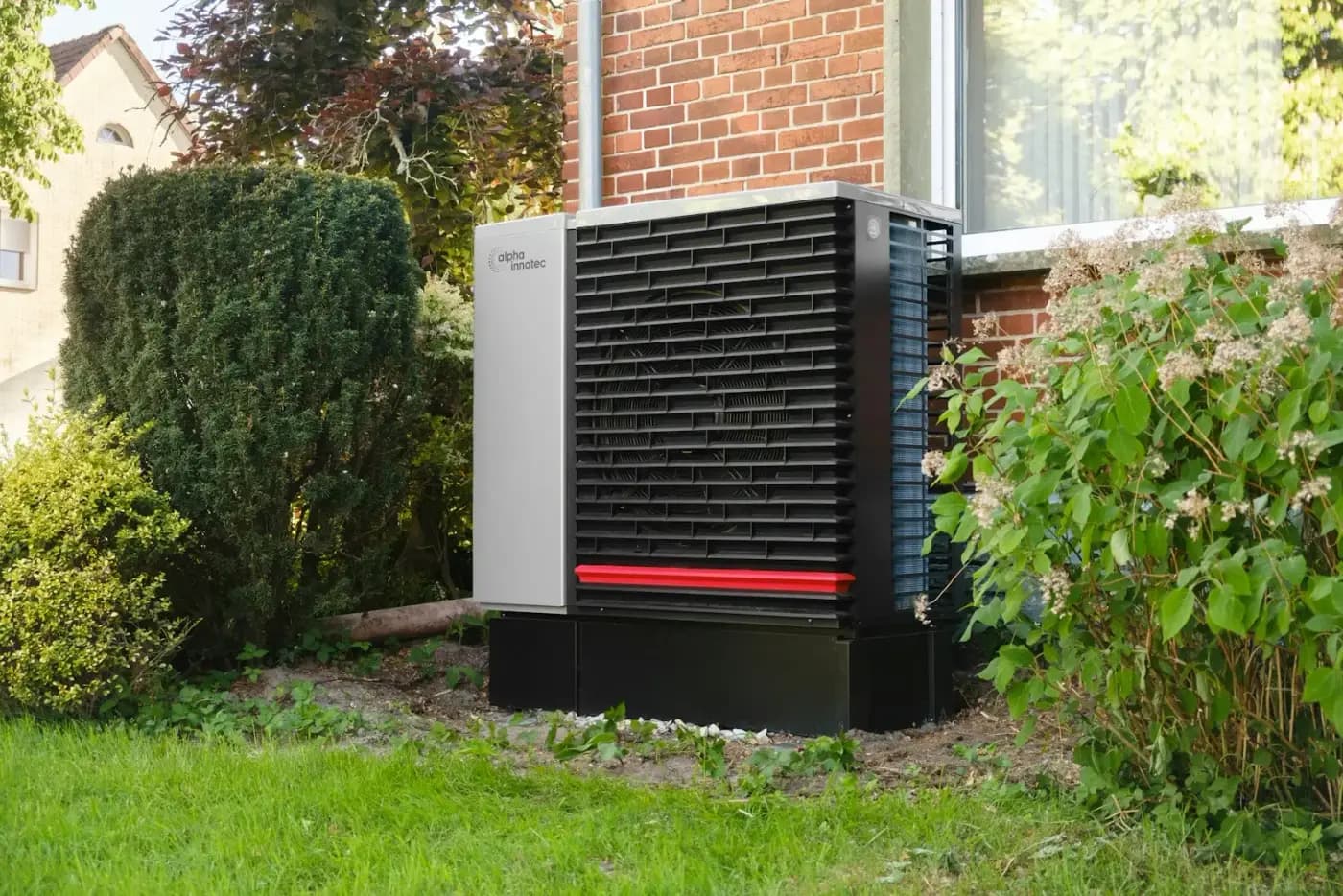 Une pompe à chaleur installée dans un jardin